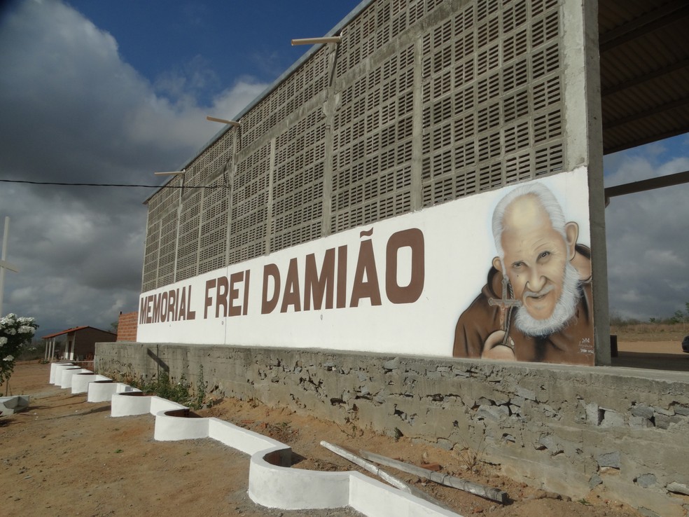 Memorial Frei Damião fica às margen da BR-104, em Caruaru (Foto: Joalline Nascimento/G1)