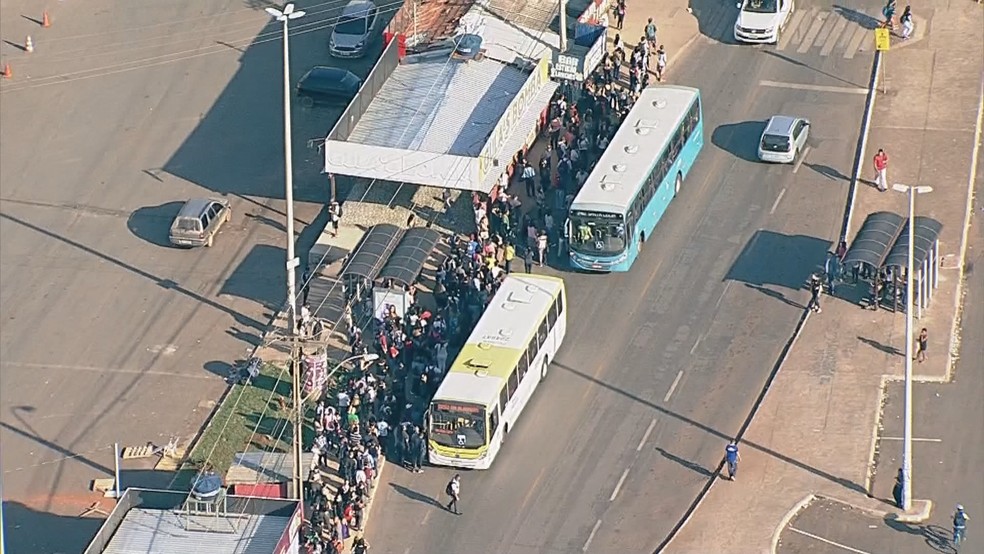 Parada de ônibus em frente estação terminal do metrô na Ceilândia, no DF, fica lotada após falha nos trens — Foto: Reprodução/TV Globo 