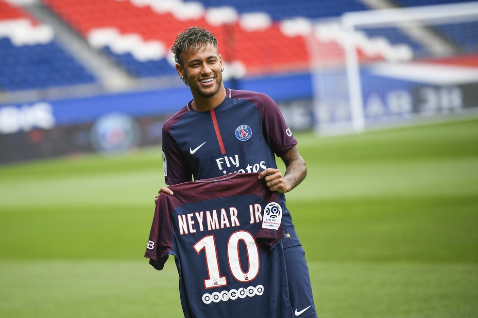 Transferência de Neymar para o PSG, em 2017, virou motivo de briga judicial no Barcelona — Foto: AFP