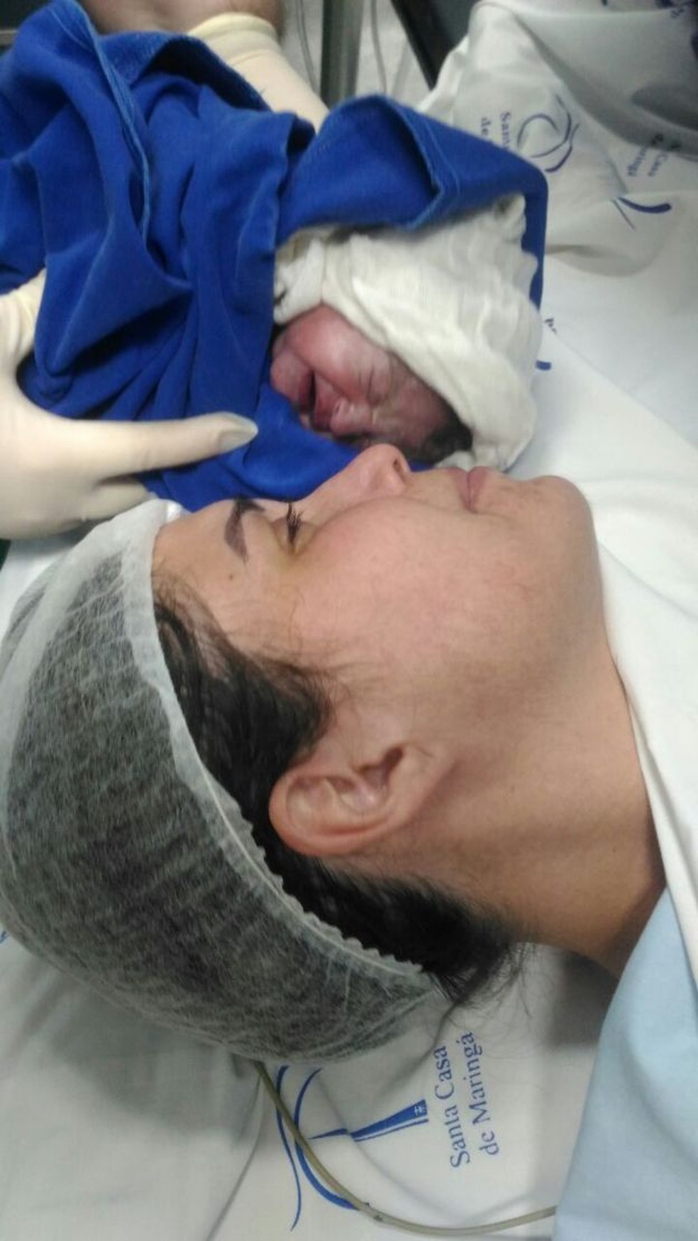 Michelle no parto do filho: só depois do terceiro mês de quimioterapia ela conseguiu segurar o bebê sem ajuda — Foto: Michelle Munhoz/Arquivo Pessoal/BBC