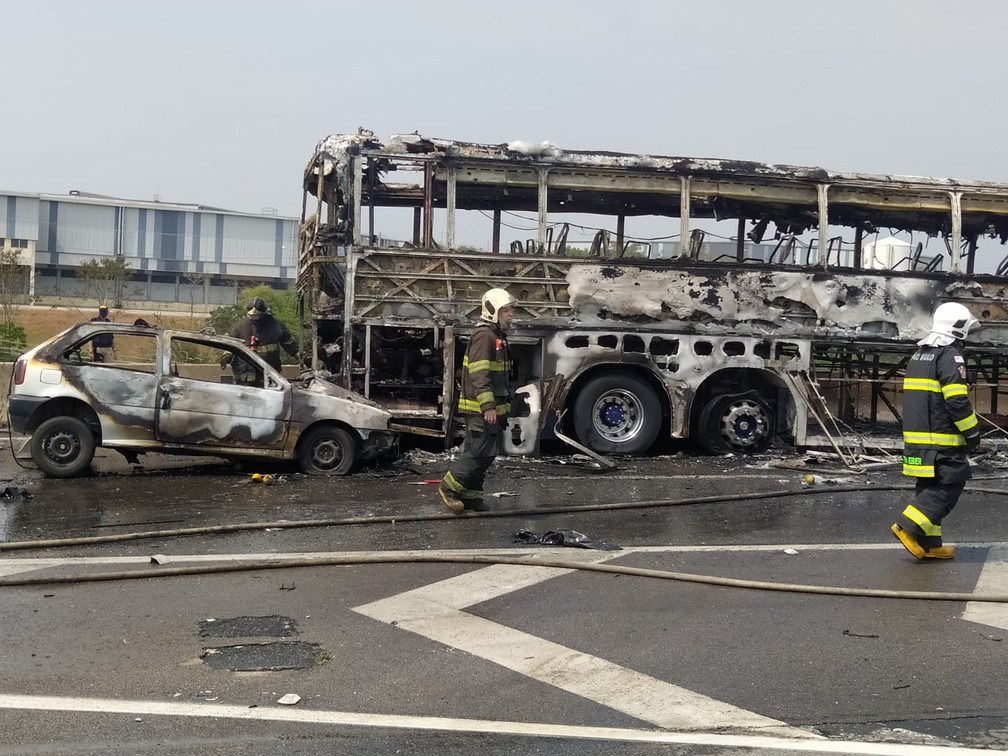 Acidente entre ônibus, caminhão e carros deixa seis mortos e sete feridos na Dutra em São José dos Campos — Foto: Carlos Mike/Arquivo Pessoal