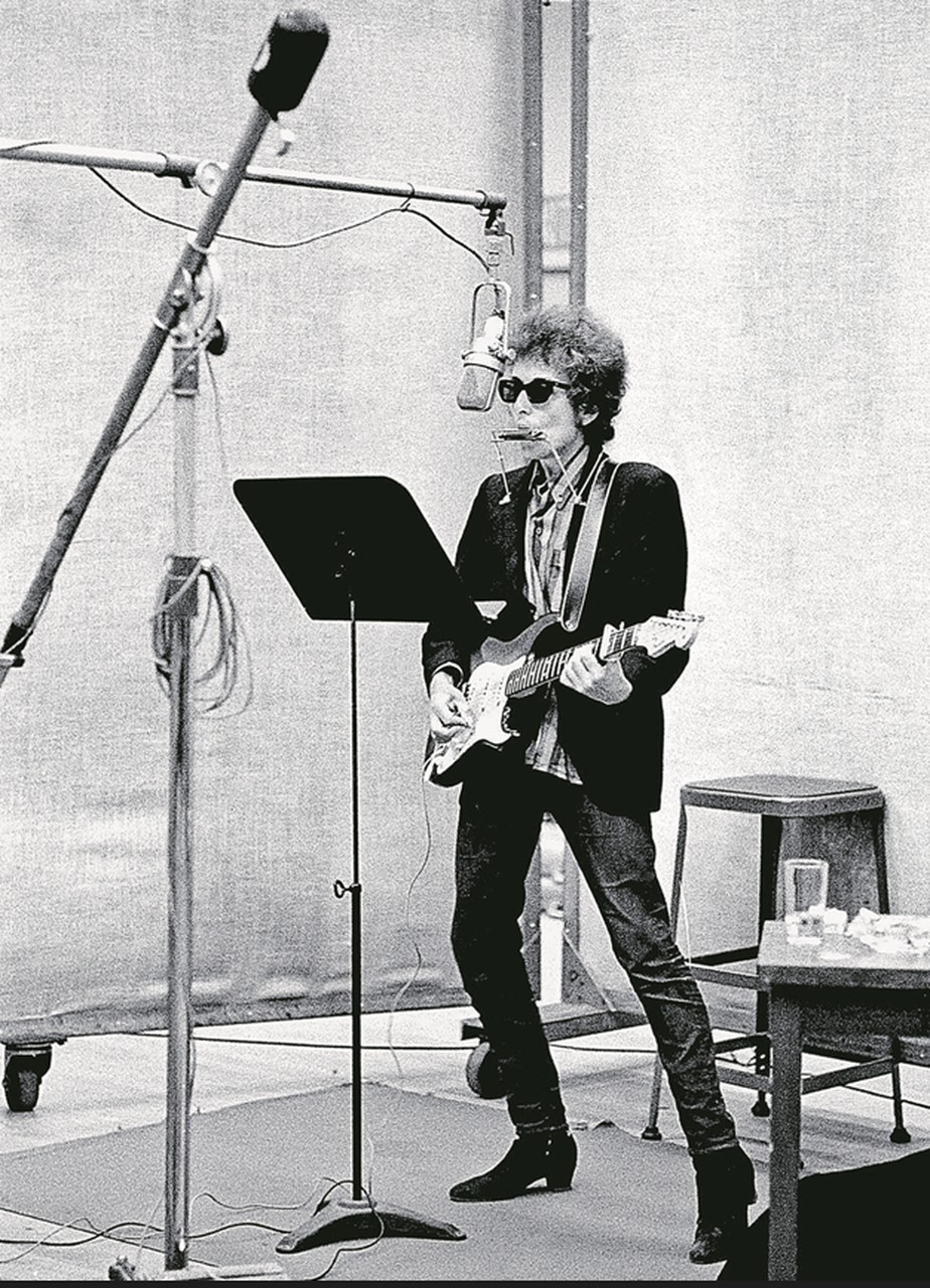 Bob Dylan alterna histórias, reflexões e considerações sobre composições e temas diversos na publicação editada em novembro pela Simon & Schuster