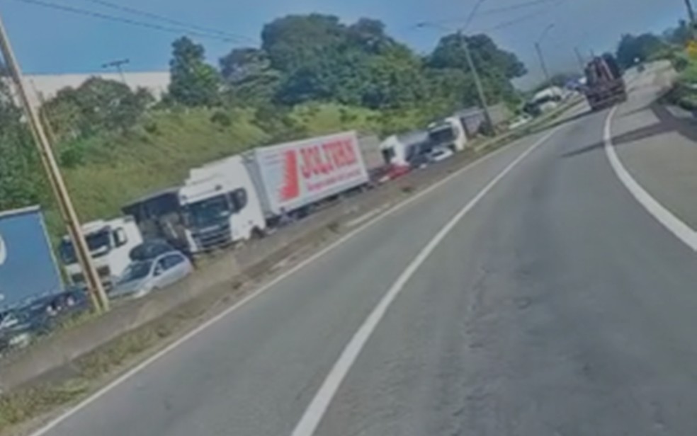 Homem morre após tombar carreta carregada com cinco tonelada de soja na Fernão Dias — Foto: Redes sociais