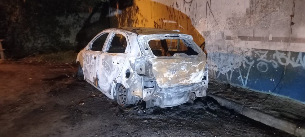 Após atentato com quatro mortes, em Curitiba, um carro foi encontrado incendiado — Foto: Tony Mattoso/RPC
