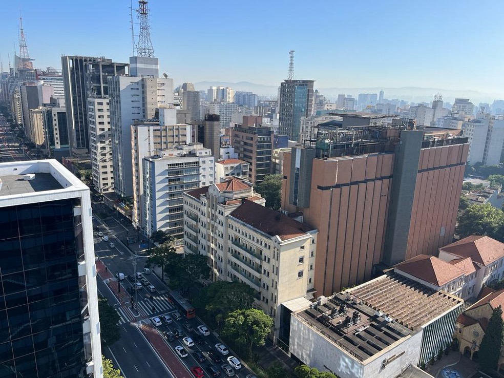 Vista aérea da Avenida Paulista, região central de São Paulo, desde o mirante do Sesc Av Paulista, em maio de 2022 — Foto: Patrícia Figueiredo/g1