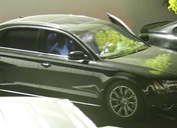 Gwyneth Paltrow (ao volante) e Chris Martin dividem carro (Foto: Grosby Group)
