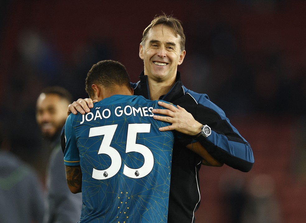 João Gomes recebe abraço carinhoso do técnico Julen Lopetegui após garantir vitória do Wolverhampton — Foto: Peter Nicholls/Reuters