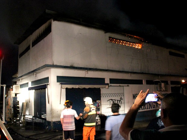 Incêndio atingiu depósito de comércio no início da noite deste sábado (19) (Foto: Jamile Alves/G1 AM)