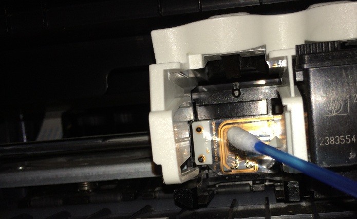 Limpando os contatos elétricos no carro de impressão (Foto: Reprodução/Edivaldo Brito)