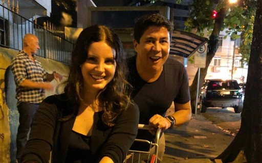 Lana Del Rey posa dentro de carrinho de supermercado no RJ ...