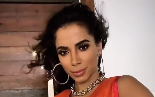 Anitta aparece com pijama da Louis Vuitton de quase R$ 15 mil - GQ