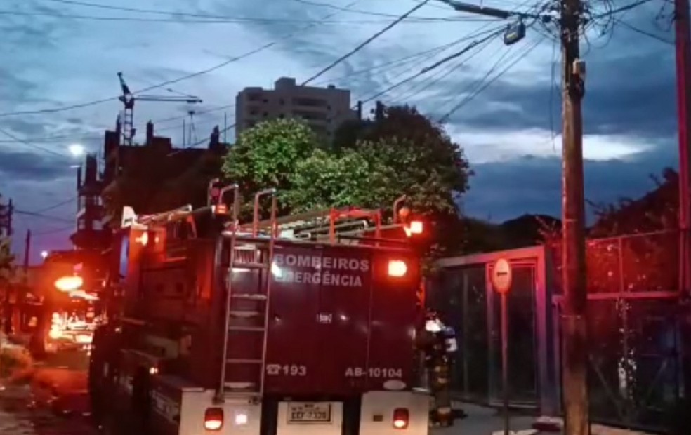 Corpo de Bombeiros mobilizou quatro viaturas para atender incêndio em Marília (SP) — Foto: Arquivo pessoal