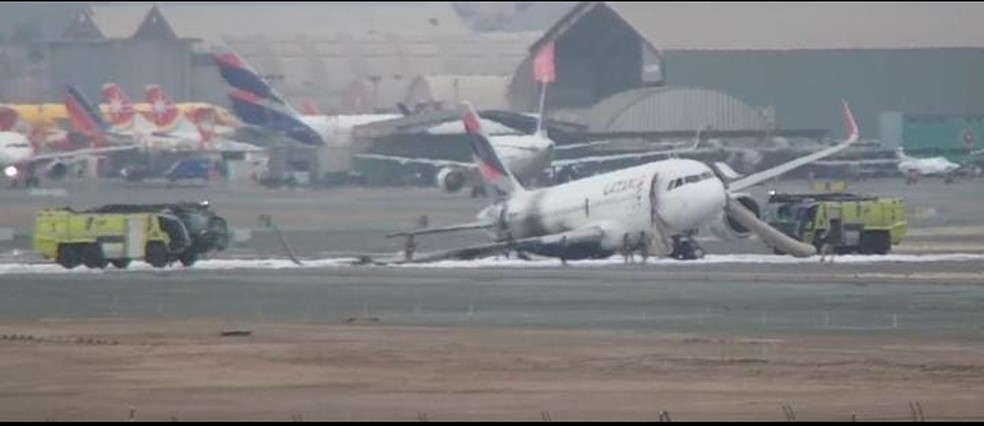 Avião após acidente na pista de decolagem no aeroporto de Callao, no Peru — Foto: Reprodução