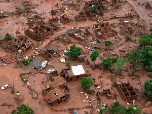 06/11 - Carros e destroços de casas são vistos em meio a lama após o rompimento de uma barragem de rejeitos da mineradora Samarco no Distrito de Bento Rodrigues, no interior de Minas Gerais (Foto: Christophe Simon/AFP)