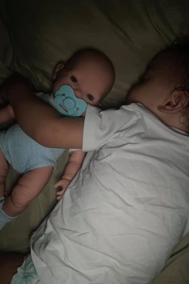 Mãe vê comportamento do filho mudar após criança ganhar boneco (Foto: Reprodução/Instagram)