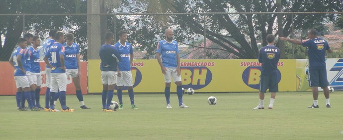 Com dor de garganta, Alisson treina e não deve ser dúvida para jogo de 3ª