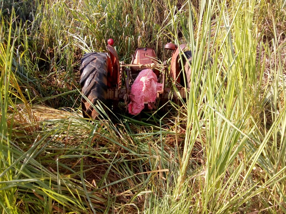 Trator, que se envolveu em um acidente com um ônibus de trabalhadores rurais — Foto: Cedida/Tales Garatelli Rombi