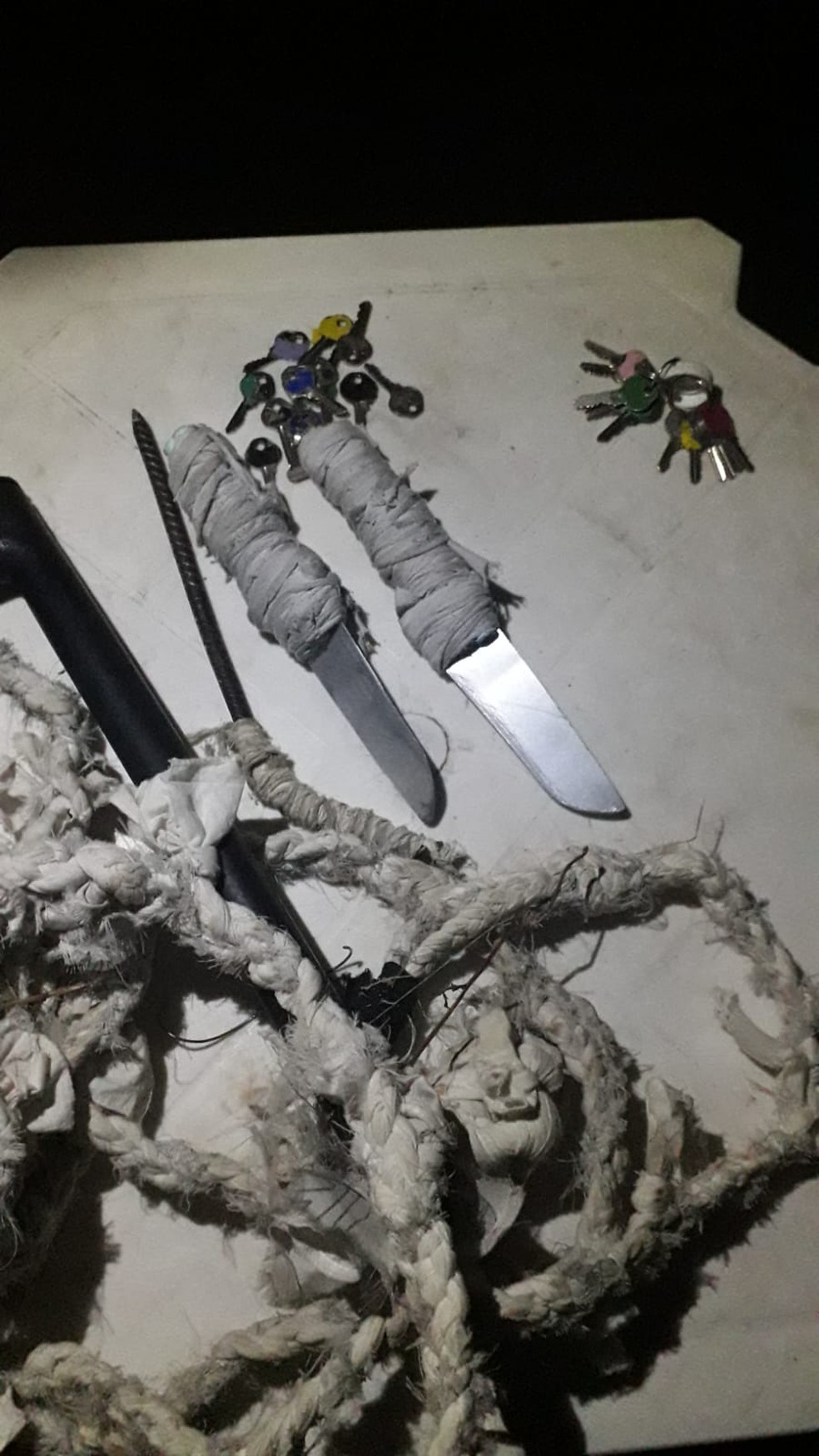 Armas artesanais usadas pelos adolescentes internos que fizeram educador refém na Grande Natal. — Foto: Sérgio Henrique Santos/Inter TV Cabugi