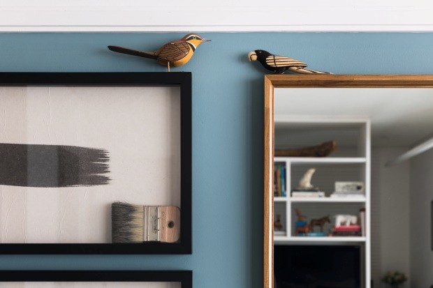 Detalhe. O quadro de pincel é de André Romitelli, e a ideia de colocar passarinhos sobre as molduras é simplesmente genial (Foto: Lufe Gomes / Editora Globo)