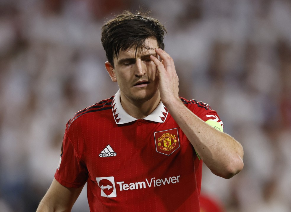 Capitão contra o Sevilla, Maguire estaria entre os possíveis dispensados pelo United — Foto: Reuters
