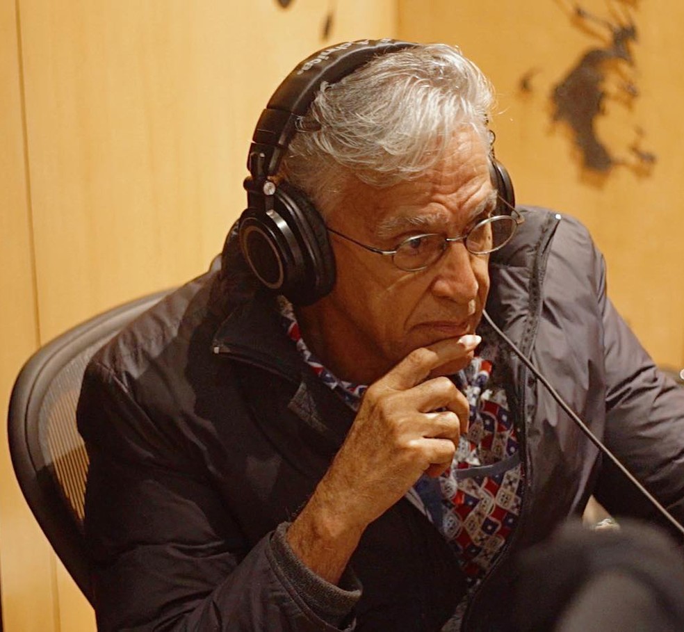 Caetano Veloso no estúdio na gravação do álbum 'Meu coco' — Foto: Reprodução / Facebook Caetano Veloso