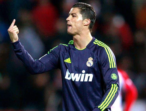Cristiano Ronaldo na partida do Real Madrid contra o Granada (Foto: Reuters)