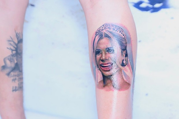 Lexa recebe surpresa de aniversário de Mc Guimê com tatuagem com seu rosto (Foto: Thyago Andrade / Brazil News)