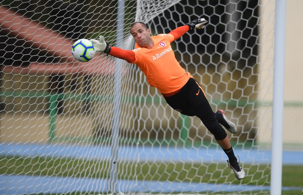 Marcelo Lomba saiu de campo sem sofrer gols em 47% dos jogos enquanto Diego Alves n&atilde;o levou gol em 33% das partidas &mdash; Foto: Ricardo Duarte/Divulga&ccedil;&atilde;o Inter