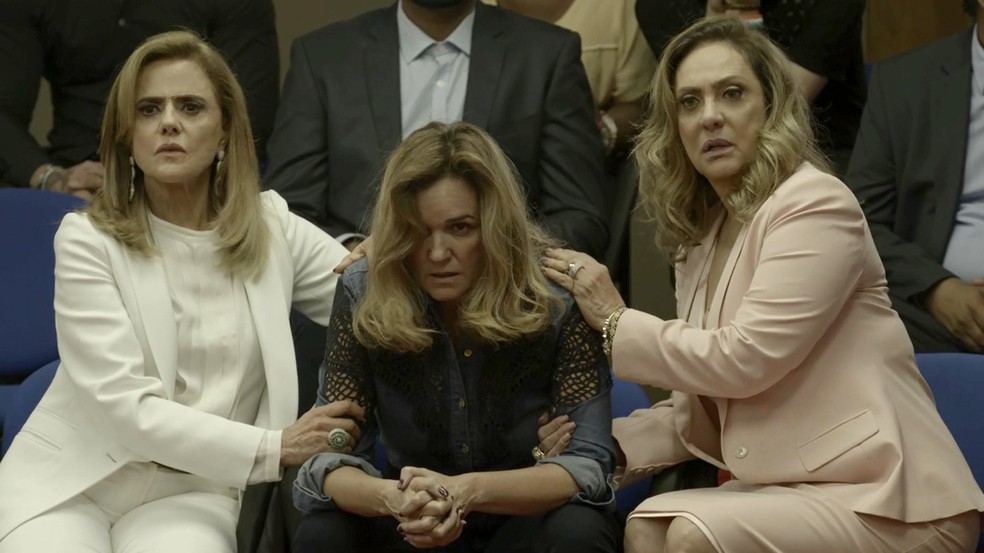 Delegado declara guerra a Sophia (na foto, à esquerda de Lorena e Nádia) (Foto: TV Globo)