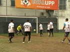 Copa UPP une policiais e moradores de comunidades do RJ