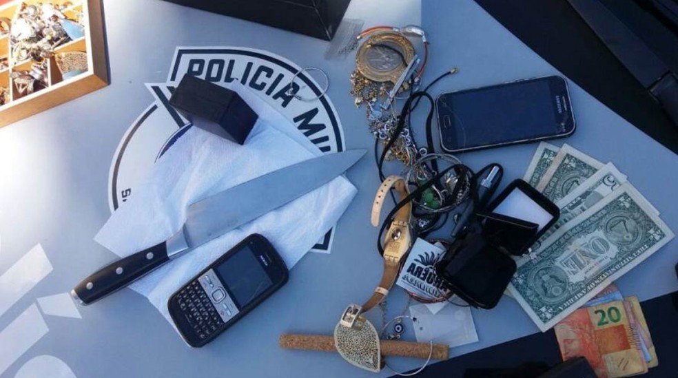 Assaltantes pegaram faca na casa para render as vítimas (Foto: A Cidade On/São Carlos)