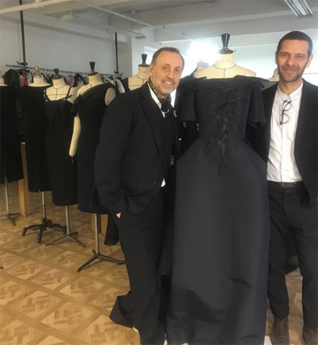 Prepping for New York’s store buyers: Herve Pierre with Nicolas Caito as they develop a fashion business together, starting with just 12 short and long dresses in midnight blue or black, streamlined on the surface, but rich in delicate details. (Foto: @suzymenkesvogue)