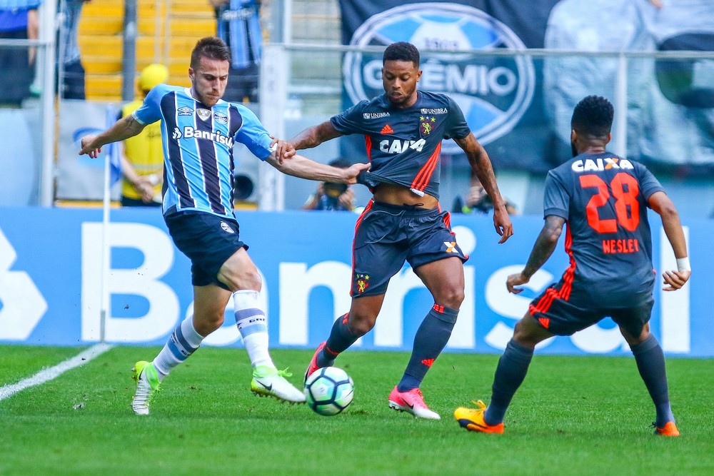 Grêmio vence jogo atrasado, e vantagem do Corinthians cai para sete pontos