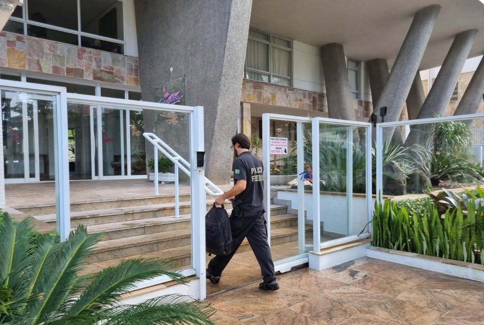 Polícia Federal cumpriu mandados de busca e apreensão na casa do prefeito de Guarujá, Válter Suman — Foto: Nina Barbosa/g1