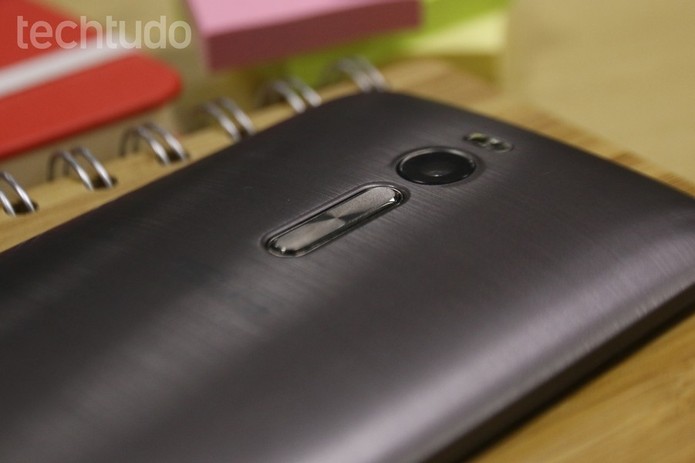 Zenfone 2 tem design com efeito de aço escovado e botão na traseira (Foto: Lucas Mendes/TechTudo)