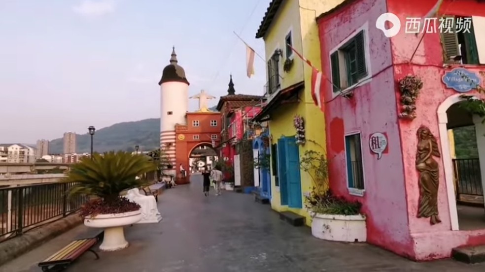 As pequenas casas coloridas e o cenário inusitado não conseguiram atrair os turistas — Foto: YouTube / Yuge Alin / Reprodução