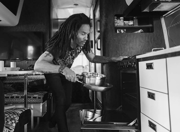 O motorhome do cantor conta com uma mini cozinha com armários, pia, forno e geladeira de bom tamanho (Foto: Lenny Kravitz / Reprodução)