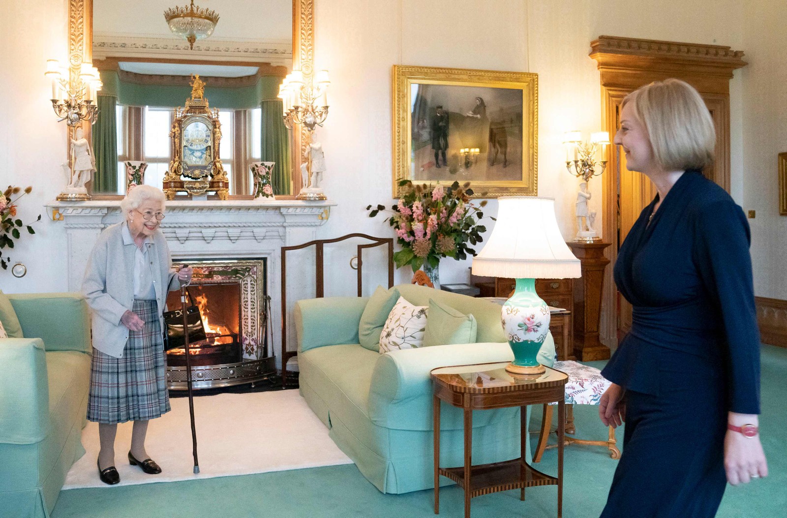 A rainha Elizabeth II da Grã-Bretanha durante encontro com a nova primeira-ministra Liz Truss, no Castelo de Balmoral, em Ballater, Escócia — Foto: JANE BARLOW/AFP/06-09-2022