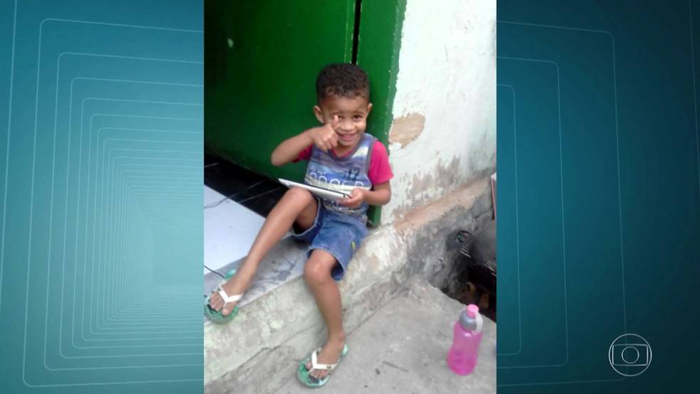 Vitor Gabriel Leite Matheus, de 3 anos, foi baleado na cabeça quando brincava com os irmãos na sala de casa, em São João de Meriti, no RJ. (Foto: Reprodução/ TV Globo)