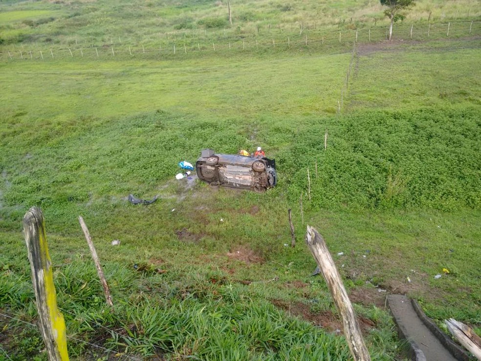 Carro atropelou pedestre e capotou em Branquinha, AL — Foto: Divulgação/Corpo de Bombeiros