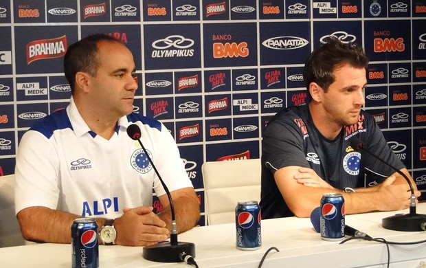 Dr. Sérgio Freire Júnior e Montillo, do Cruzeiro (Foto: Marco Antônio Astoni / Globoesporte.com)