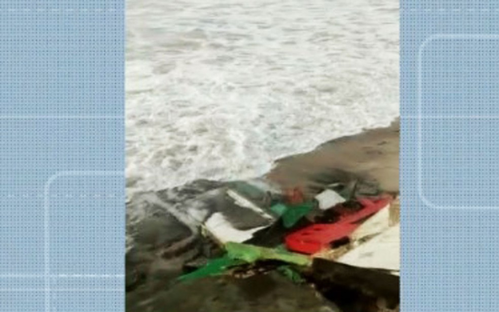 Avanço do mar em praia da cidade do Conde destruiu parte de casas — Foto: Reprodução/TV Bahia