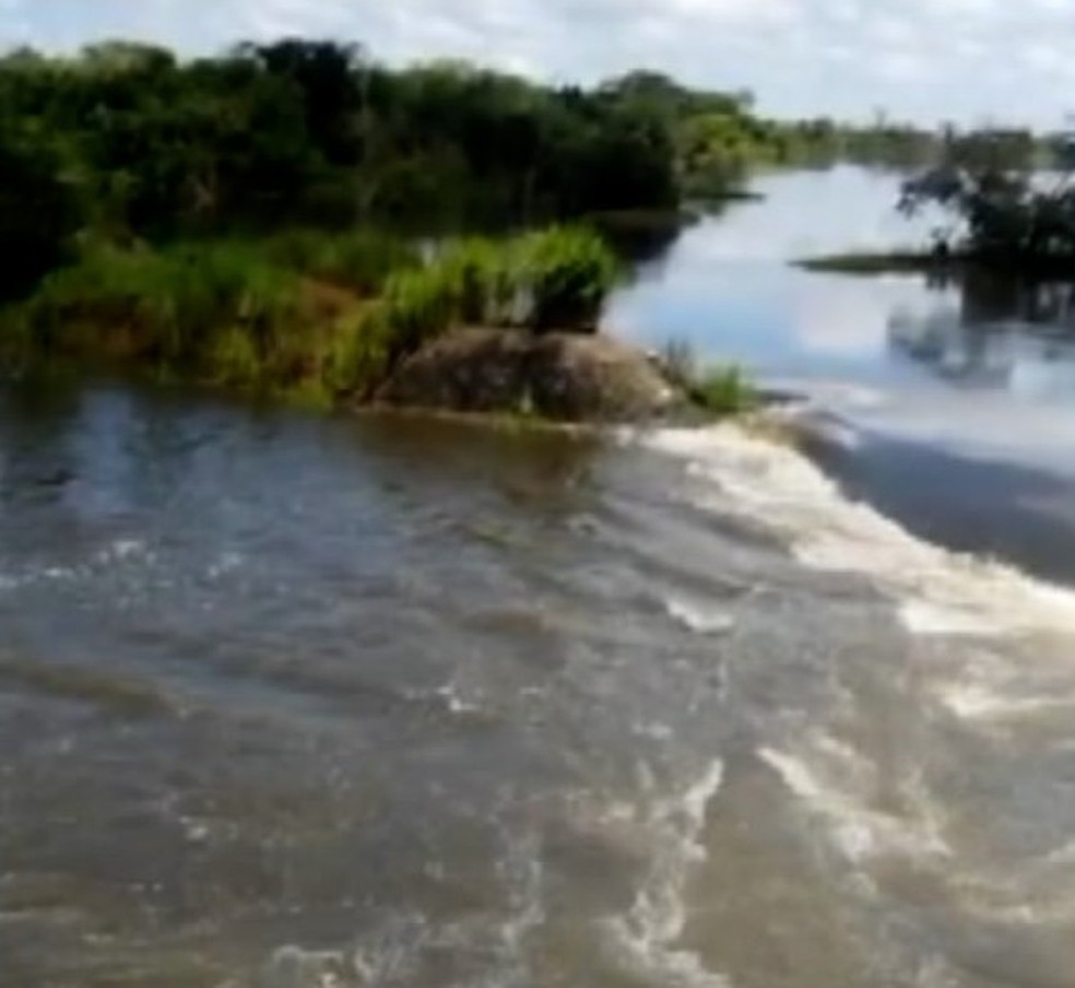 Rios transbordam por causa das fortes chuvas no Tocantins — Foto: TV Ahanguera/Reprodução 