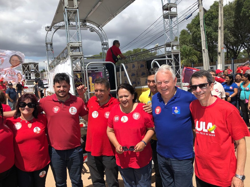 Fátima Bezerra (PT) se reuniu com correligionários em frente ao Parque Aristófanes Fernandes (Foto: Mariana Rocha/Inter TV Cabugi)