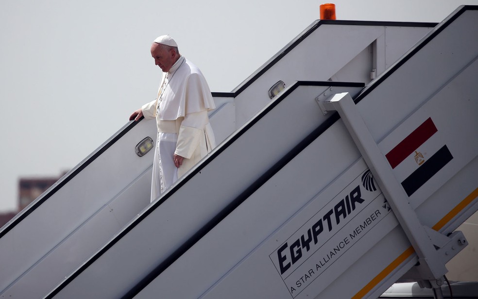 Papa Francisco desembarca no Cairo para visita ao Egito (Foto: Alessandro Bianchi/Reuters)