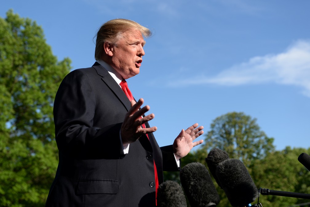 Presidente Donald Trump conversa com jornalistas na Casa Branca neste sábado (27) — Foto: Erin Scott/Reuters