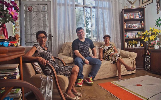 Ao lado,Luiz Felipe entre a tia Luiza (á esquerda) e a mãe ,Elvira,na casa de dois quartos que aluga em Curicica. (Foto:  Pedro Farina/ÉPOCA)