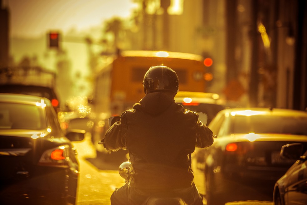 Opção mais acessível aos que preferem um transporte individual, motos tiveram uma procura maior em 2021 do que em 2020 e 2019 — Foto: Getty Images 