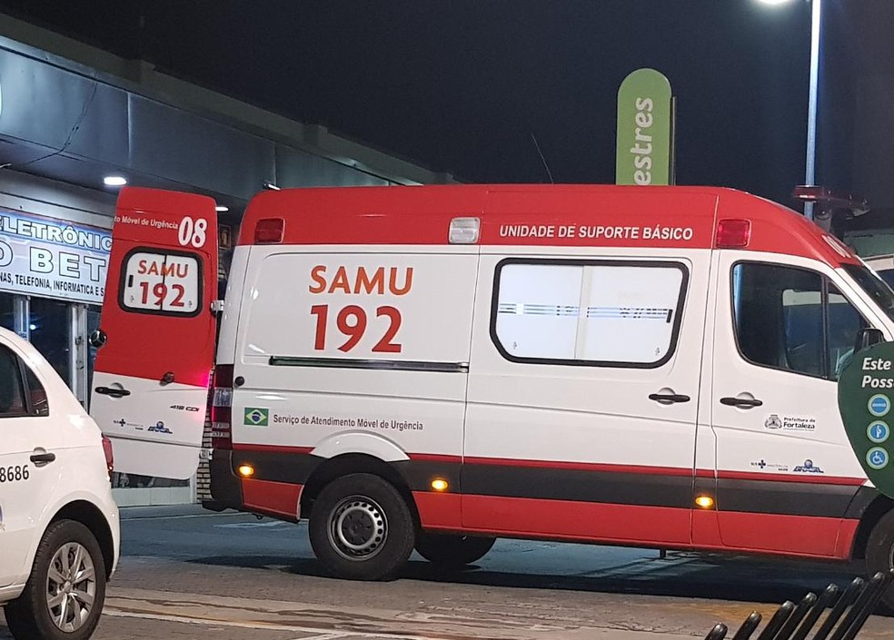 Homem em situaÃ§Ã£o de rua Ã© agredido a pauladas e pedradas em Fortaleza â Foto: Rafaela Duarte/Sistema Verdes Mares 