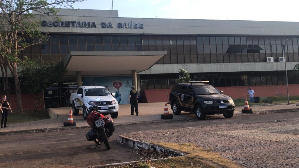 Agentes da Polícia Federal na sede da Secretaria de Estado de Saúde do Tocantins — Foto: Ana Paula Rehbein/TV Anhanguera